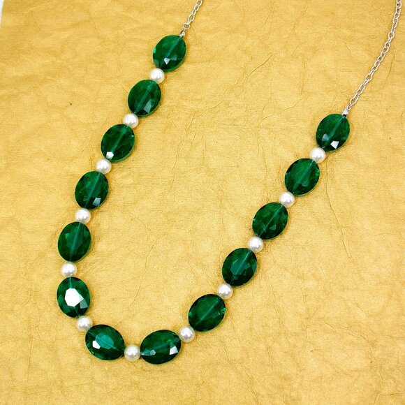 Green glass and white pearl bead necklace with large oval facet cut green beads. - Picture 9 of 11